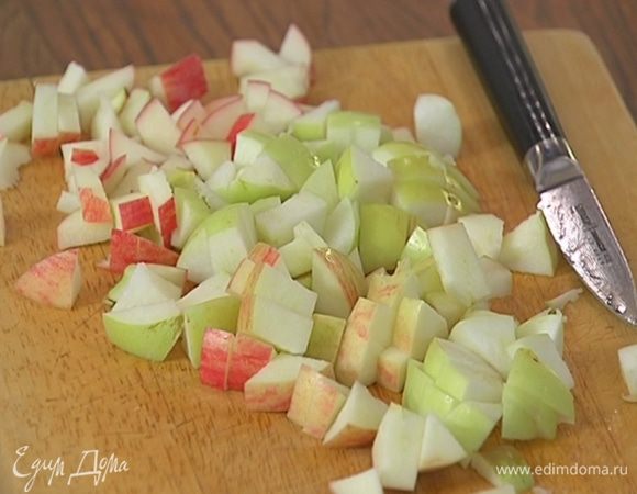 Яблоки, удалив сердцевину, нарезать небольшими кубиками.