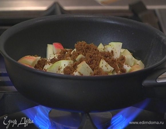 Разогреть в сковороде сливочное масло, выложить яблоки, посыпать их сахаром и потомить.