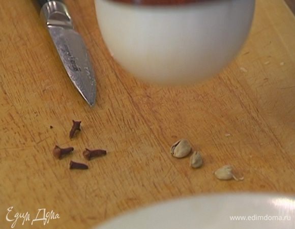 Стручки кардамона раздавить и вынуть зерна.