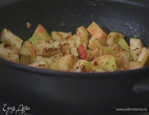 Зерна кардамона и гвоздику растереть в ступке, щепотку получившейся смеси добавить к яблокам.