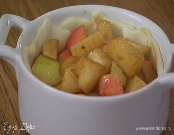 Меньшие кружки теста уложить в формы, сформировав бортики, выложить яблочную начинку, влить в каждую форму по 2 ст. ложки сливок.