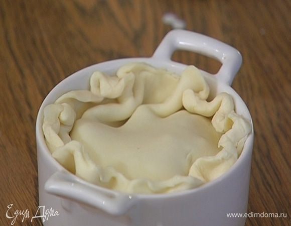 Накрыть формы большими кружками теста, так чтобы крышечка соединилась с нижним слоем теста.