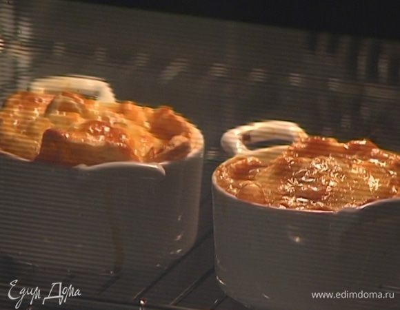 Выпекать пирожки в разогретой духовке около 15 минут.