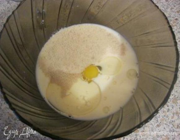 В теплом молоке размешать дрожжи, яйцо и растительное масло.
