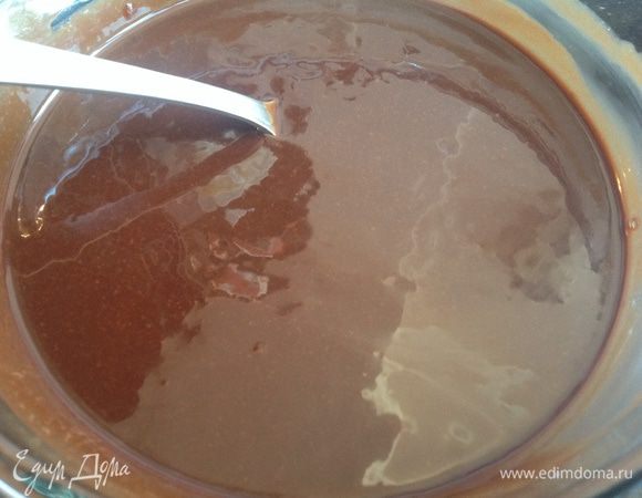 Поставьте жаропрочную миску на водяную баню, выложите в нее сливочное масло, сахар и 200 г темного шоколада. Вымешивайте, пока масса не станет однородной. Немного остудите...