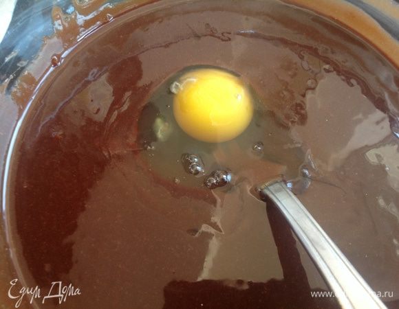 и постепенно введите яйца.