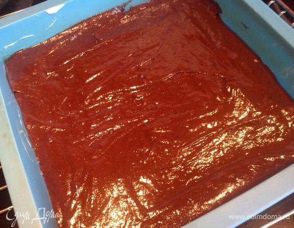 Переложите тесто в подготовленную форму (у меня силиконовая, 23 см, а автор предлагает использовать квадратную, застеленную пергаментом).