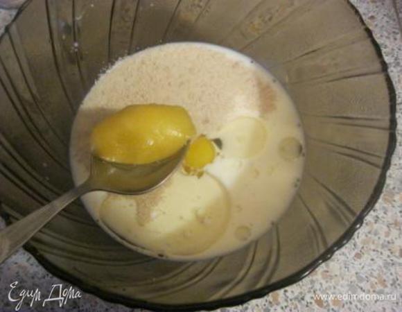 Добавить мед, активно перемешивать пару минут, до полного растворения меда.