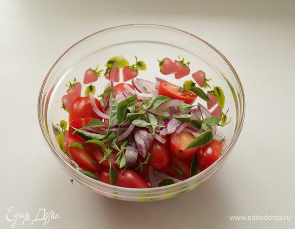 Помидоры нарезаем дольками. Лук нарезаем на тонкие ломтики. Кладем в миску томаты, лук и половину базилика. Поливаем 2 ст. л. оливкового масла, солим и перчим. Отставляем в сторону.