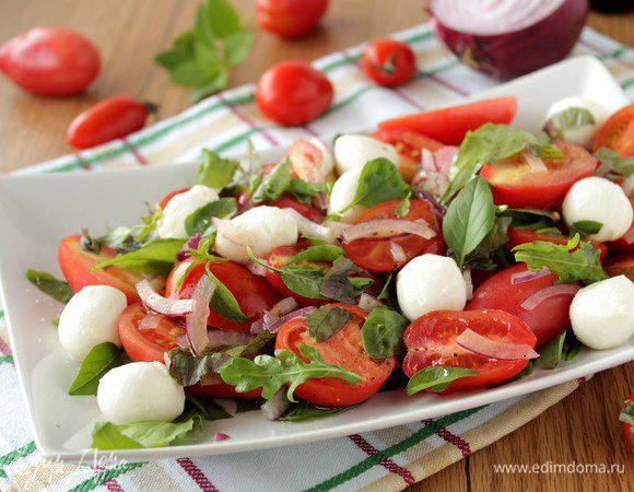 Сверху кладем помидорную смесь, сыр и оставшийся базилик. Еще раз сбрызгиваем бальзамическим уксусом и немедленно подаем.