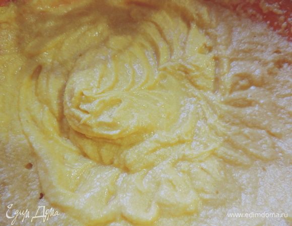 Размягченный маргарин (можно с успехом заменить сливочным маслом) взбиваем с сахаром. С маргарином пышной массы не получится, взбиваем просто до однородности, затем добавляем яйцо и желтки и также взбиваем до получения однородной массы. Если вы использовали масло, масса будет более однородной и кремообразной.