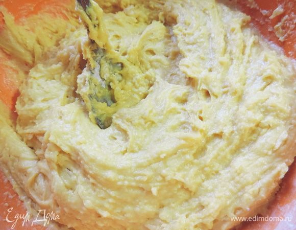 Теперь добавляем сметану и взбиваем снова до однородности. Затем всыпаем сразу всю муку, наверх высыпаем разрыхлитель. Перемешиваем до получения однородного теста.