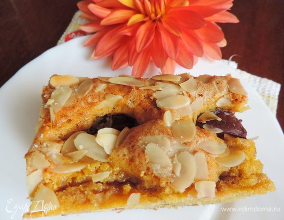 Тесто хорошо поднимается. Сливы будут только немного выглядывать.