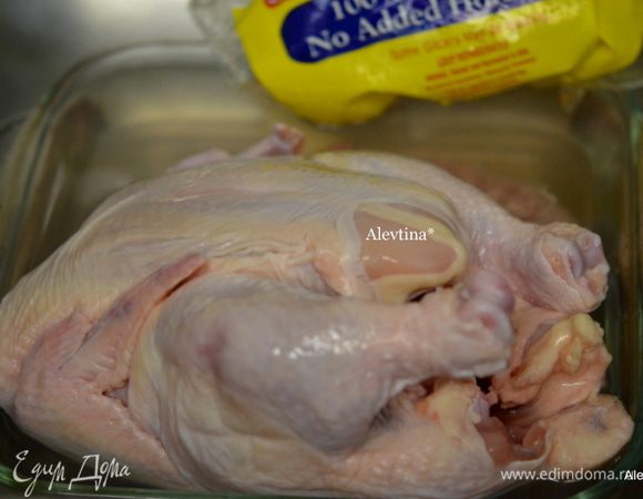 Курицу помыть, промокнуть полотенцем бумжным. Убрать шею, субпродукты.