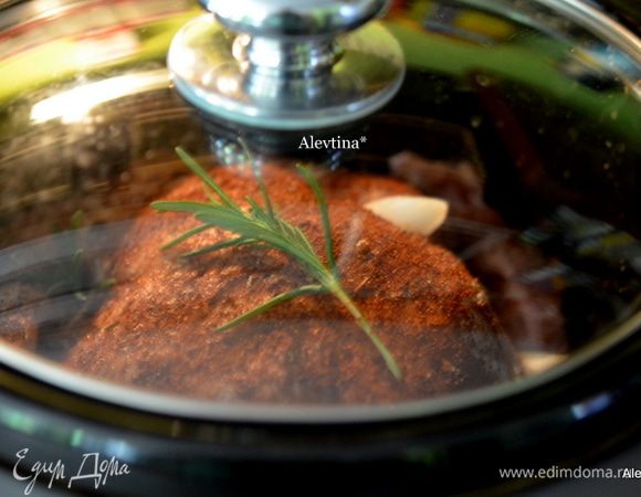 Положить курицу в медленноварку, остальную часть луковицы крупно порезать дольками и положить вместе с курицей. Положить розмарин. Закрыть крышкой и поставить режим медленный 5 часов. В духовке закрыть фольгой или крышкой и тушить не открывая крышку, можно добавить воды немного в начале.
