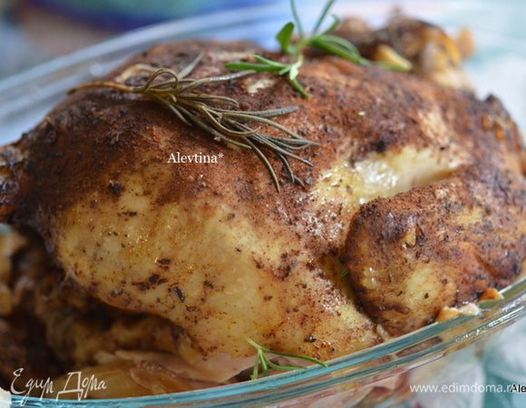 Готовую курицу достанем аккуратно из емкости. Выложим на разделочный стол или блюдо.