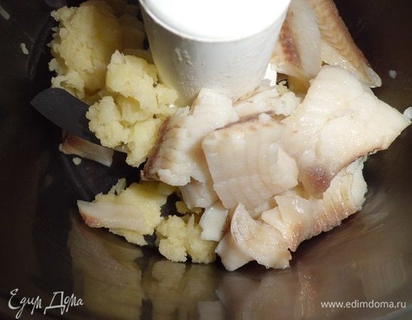Картофель очистить,отварить почти до готовности. Рыбу опустить в кипящую воду буквально на несколько минут. С помощью комбайна (блендера) перетираем все до однородной массы. Добавляем масло,соль специи по вкусу.
