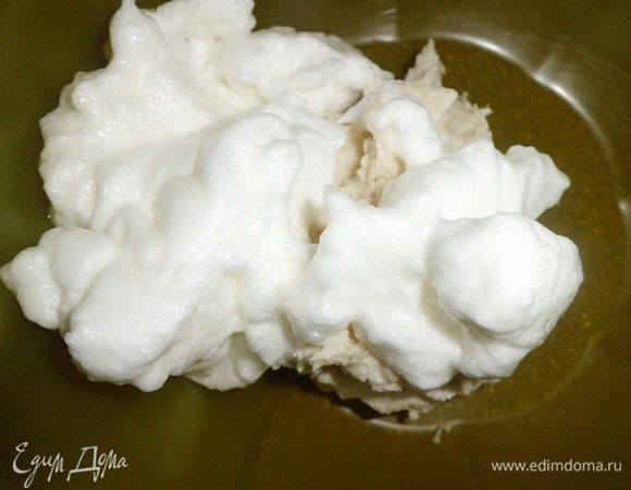 Яичные белки взбиваем до устойчивых пик. В массу добавляем горошек (консервированный) и очень аккуратно вводим взбитые белки,тщательно вмешиваем их.