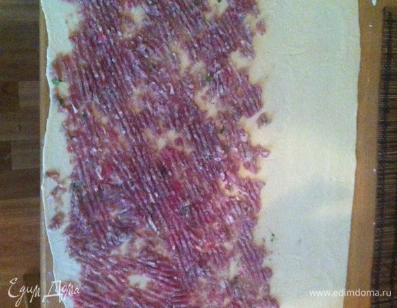 Вымешиваем упругое тесто.
Раскатываем тонкий слой.