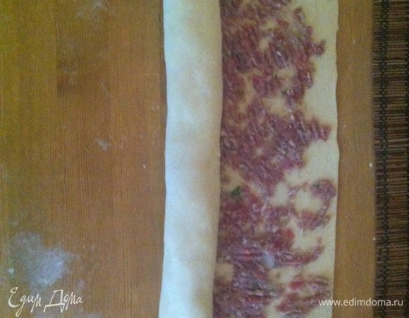 Выкладываем на тесто мясной фарш.