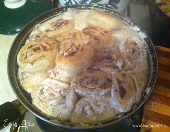 Выкладываем в глубокое блюдо.
Заливаем сметанным соусом.