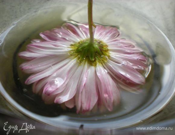 Окунуть цветок или при помощи кондитерской кисточки нанести белок. 