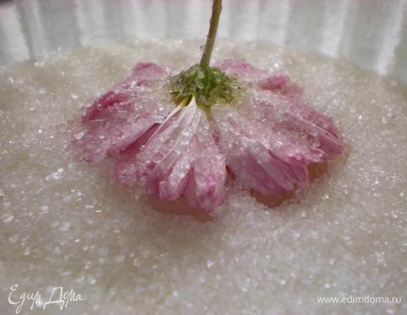 Посыпать сахаром, лишнее стряхнуть.  