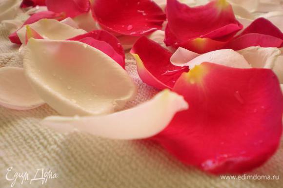С лепестками роз удобнее работать с кисточкой.
