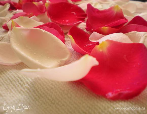 С лепестками роз удобнее работать с кисточкой. 