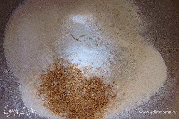 Соединить в миске муку, сахар, разрыхлитель, имбирь, соду и щепотку соли. Все хорошо перемешать.
