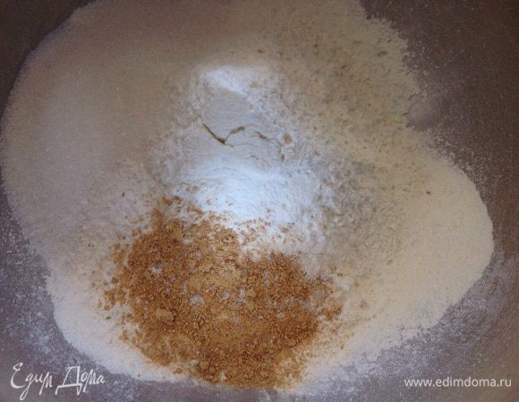 Соединить в миске муку, сахар, разрыхлитель, имбирь, соду и щепотку соли. Все хорошо перемешать.