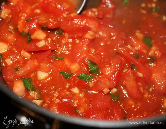 Чеснок порубить мелко, помидорки порезать кубиком. И вместе потушить буквально 3 минуты. Добавить чайную ложку томатной пасты без сахара. Соус готов. Добавляем рубленый базилик.