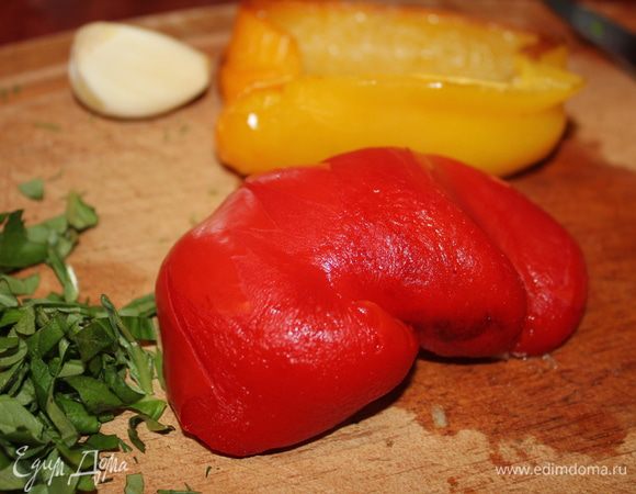 Очищаем перчики от кожицы, дав им постоять под крышкой 5 минуток, чтоб легче очищались. И нарезаем его перышками вдоль.