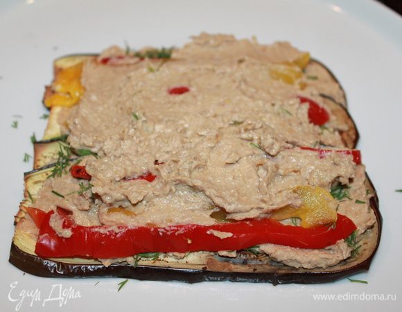 Кладём на тарелку баклажаны-слайсы ( я их поставила в выключенную духовку, чтоб не остывали), следующий слой: крем-укроп-перец-крем-укроп-баклажаны.