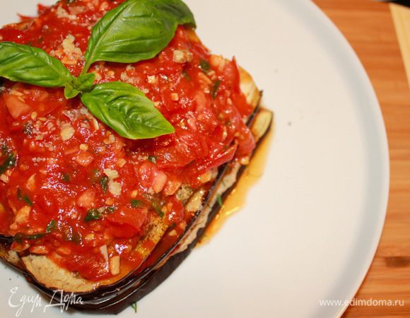 У меня получилось 3 слоя. Сверху поливаем тушенными томатами и украшаем веточкой базилика.