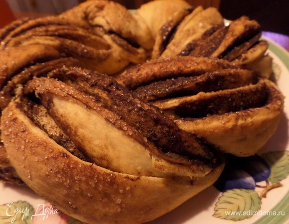 В теплом молоке смешать дрожжи с сахаром и дать подняться.
Растопить сливочное масло 50 гр. и смешать с яичным желтком.
Затем добавить муку, молоко с дрожжами. Все тщательно перемешать. Замесить тесто скатав его в шар, накрыв салфеткой, и оставить в теплом месте 30 мин.
