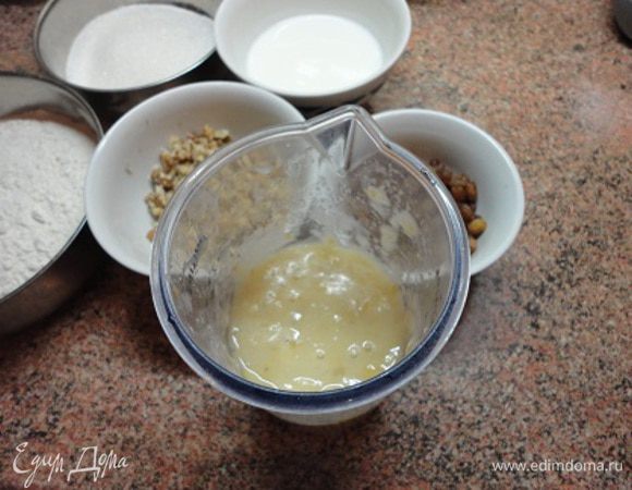 Банан (примерно 100 г) и грушу (примерно 200 г) очистить, у груши удалить сердцевину. Фрукты измельчить в блендере в пюре. Духовку включить для разогрева на 160°C.