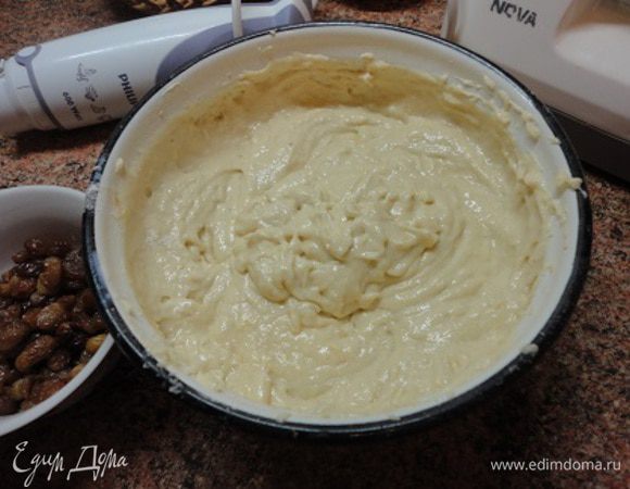 Сахар с мягким маслом взбить миксером и, не переставая взбивать, ввести по одному два желтка, кефир, фруктовое пюре. Добавить муку с разрыхлителем и замесить тесто.