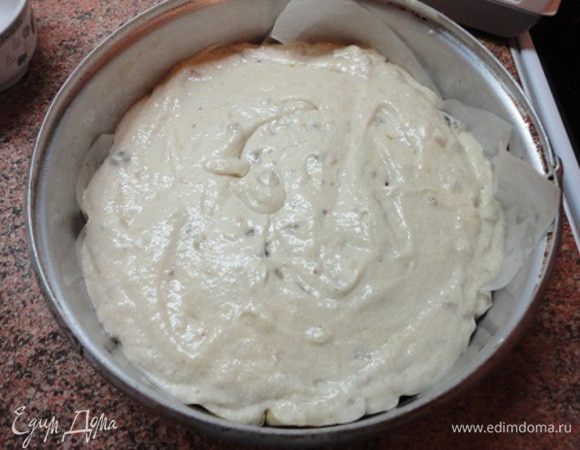 В тесто добавить орехи и изюм. Белки можно было вместе с желтками взбить, но я предпочитаю их разделять и белки добавлять в последнюю очередь. Так и здесь я сделала. Взбила белки, частями соединила их с готовым тестом и вылила в форму, смазанную маслом и застеленную пекарской бумагой. Разровняла верх и поставила выпекаться на 50 минут.