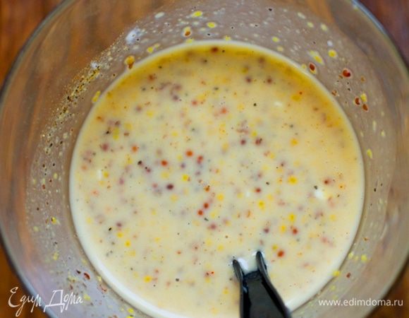 Для заправки смешиваем оливковое масло, мед, лимонный сок, горчицу, соль, перец и перед подачей поливаем сверху салат. 