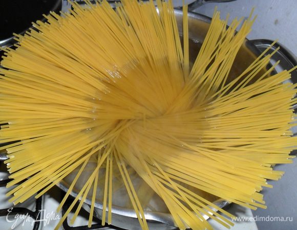 Ставим воду для пасты (на 100 гр пасты - 1 литр воды).