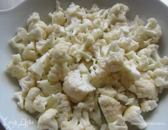 Включаем духовку нагреваться до 220 гр. Цветную капусту разбираем на мелкие соцветия. Выкладываем ее в форму для запекания, совсем чуть-чуть сбрызгиваем маслом и плотно накрываем в фольгой. Ставим ее в холодную духовку (пока она нагревается, капуста как раз немного приготовится. Так можно избежать ее предварительного отваривания) примерно минут на 30. Периодически поглядываем на нее. 

