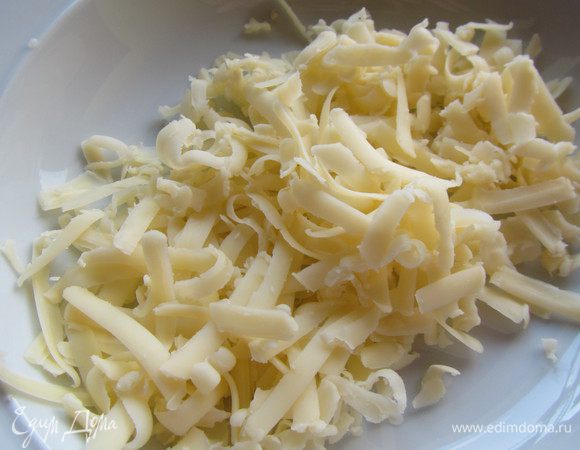 Сыры (чеддер и грюйер) трем на терке (по отдельности).
