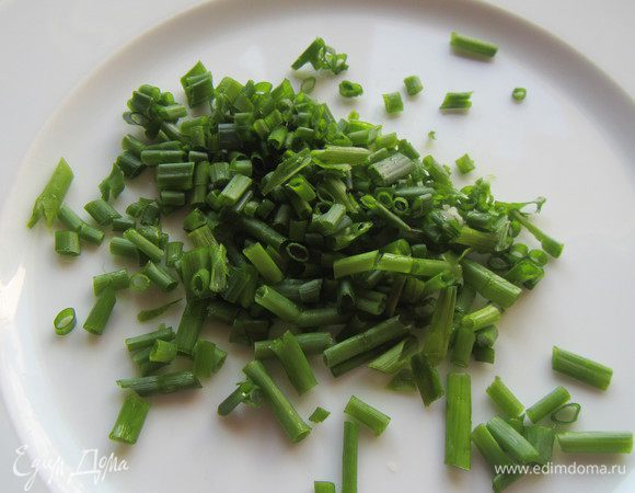 Шнитт-лук мелко рубим.
