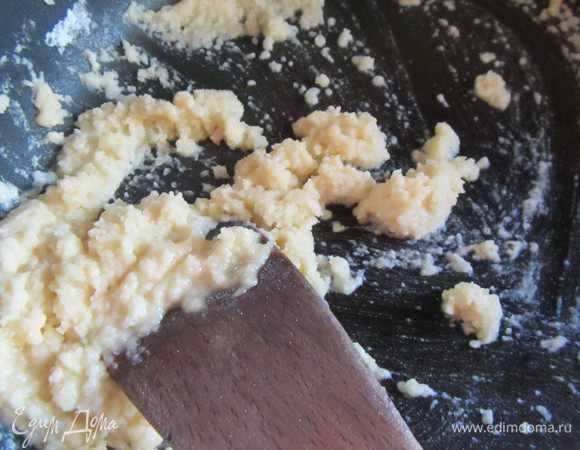 Приготовим соус к цветной капусте. В небольшом сотейнике растапливаем сливочное масло. Затем всыпаем муку и готовим, помешивая, минуту-другую. Добавляем горчичный порошок и снимаем сотейник с огня. 
