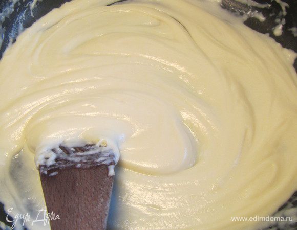 Сливки смешиваем с молоком и начинаем их совсем понемногу вливать в мучную смесь, очень интенсивно помешивая, стараясь предотвратить образование комочков. (Я заметила, что соусы типа бешамель легче готовить, если молоко предварительно подогреть). Там постепенно добавляем все молоко и сливки. Здесь я сделала немного, как мне было удобно, а именно, вмешав часть жидкости, вернула соус на огонь и начала его готовить, потихоньку добавляя молоко и сливки. В рецепте предлагают вначале вмешать всю жидкость, а потом вернуть соус на огонь. Готовим его мы несколько минут: сначала пару минут прогреваем, затем увеличиваем огонь и даем ему покипеть несколько минут. Соус должен загустеть. 