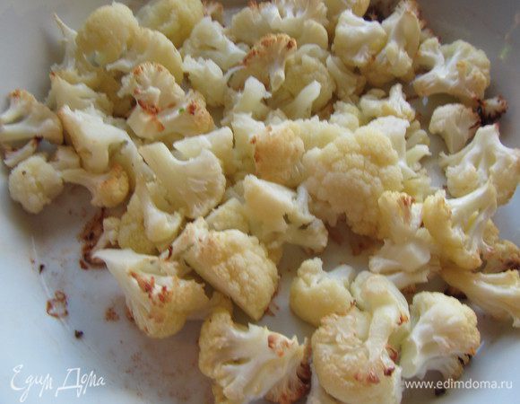 Достаем из духовки нашу капусту (если вдруг лишняя влага образовалась, то ее нужно удалить). 
