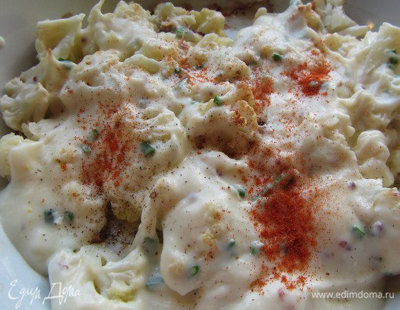 Выливаем на нее наш сырный соус. По вкусу посыпаем небольшой щепоткой кайенского перца (или чили, или паприкой). 