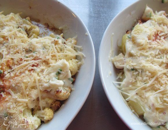 Сверху присыпаем панировочными сухарями и сыром грюйер. И еще щепоткой мускатного ореха. Отправляем в духовку минут на 20-25 до золотистой корочки и бурлящего соуса.
