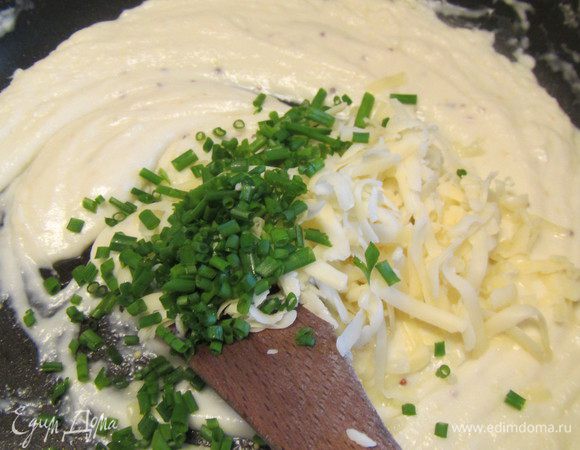 Снимаем его с огня и добавляем чеддер и шнитт-лук. Перемешиваем. Я горчичный порошок не стала использовать, а заменила его зерновой горчицей (около 1 ч.л.) и добавила ее на этом этапе. 
